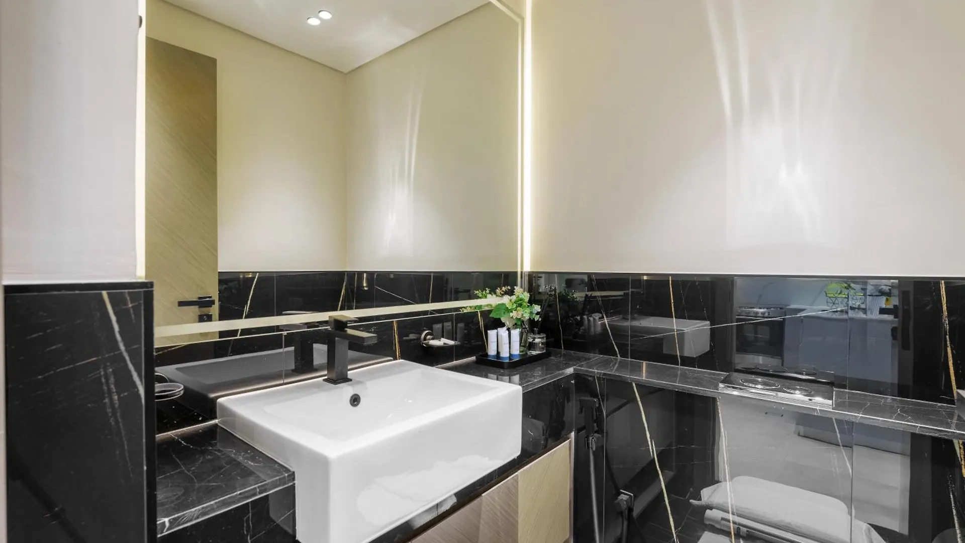 Apartment The Burj And Canal Views Dubai